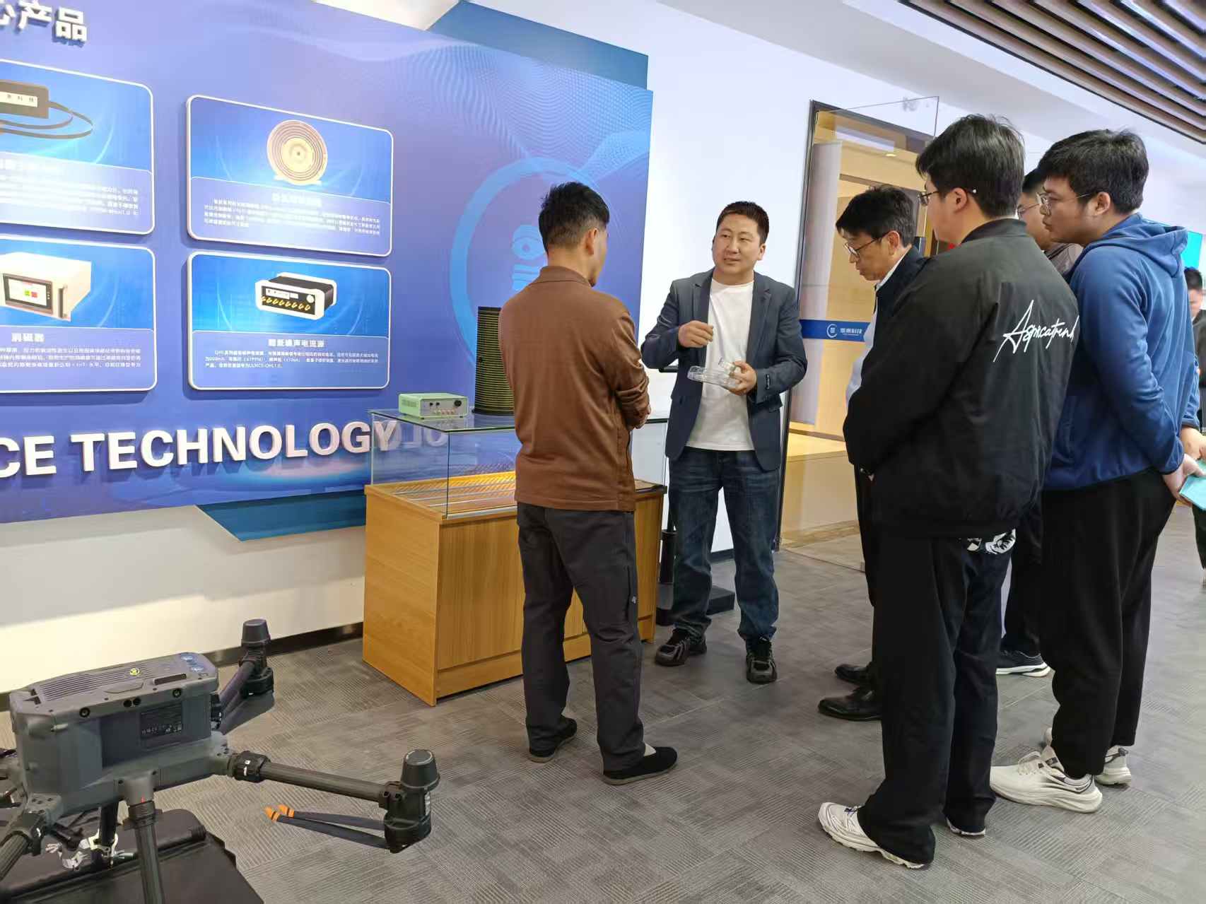 热烈欢迎蜀山区人大代表汪贵章一行莅临墨测科技考察指导